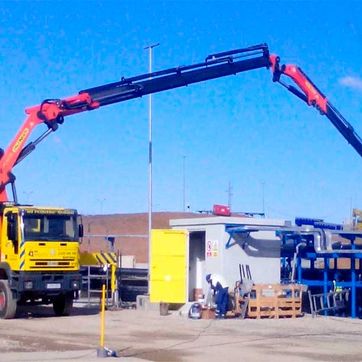 Gruas Aeropuerto grúa de brazo en obra