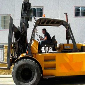 Gruas Aeropuerto especialista manejando grúa