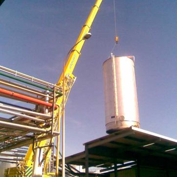 Gruas Aeropuerto grúa levantando tanque