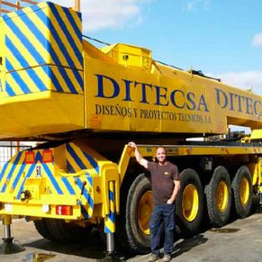 Gruas Aeropuerto hombre con grúa de brazo