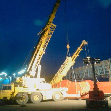 Gruas Aeropuerto grúa de brazo en obra nocturna 1