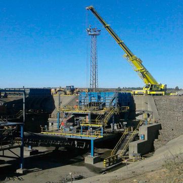 Gruas Aeropuerto grúa de brazo en obra 2