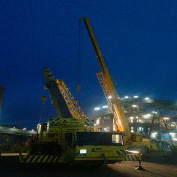 Gruas Aeropuerto grúa de brazo en obra nocturna